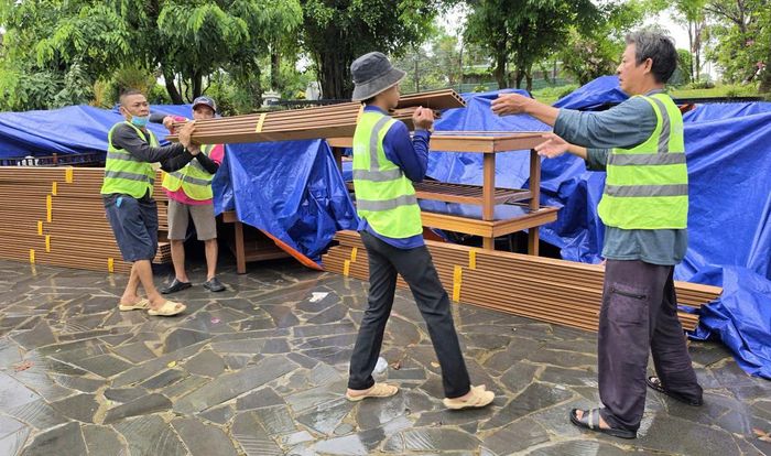 Lực lượng chức năng tiến hành tháo dỡ công trình vi phạm.