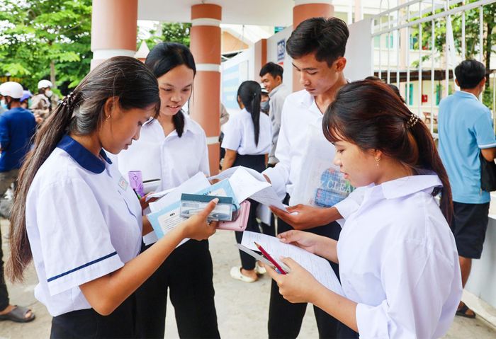 Thí sinh tại Hội đồng thi Trường Phổ thông Dân tộc nội trú THPT An Giang 1, phường Rạch Giá trao đổi sau buổi thi môn Toán. Ảnh: BÍCH TUYỀN