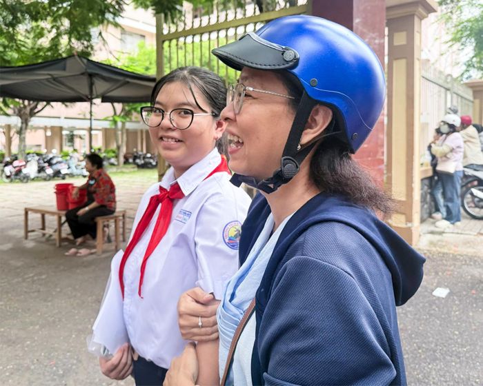Thí sinh tại Hội đồng thi Trường THPT chuyên Thoại Ngọc Hầu phấn khởi khi hoàn thành bài thi môn toán. Ảnh: PHƯƠNG LAN