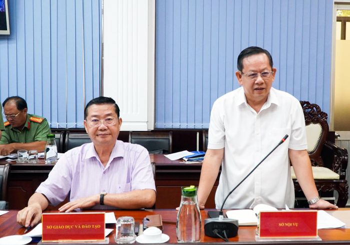 Giám đốc Sở Nội vụ tỉnh An Giang Nguyễn Hoàng Thông báo cáo tại cuộc họp.