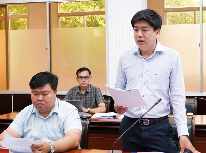 Đại diện Sở Tài chính báo cáo kinh phí tổ chức các lớp đào tạo, bồi dưỡng.