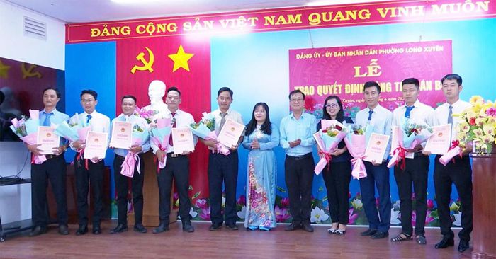Chủ tịch UBND phường Long Xuyên Đoàn Thị Hương Hà trao quyết định cho cán bộ.