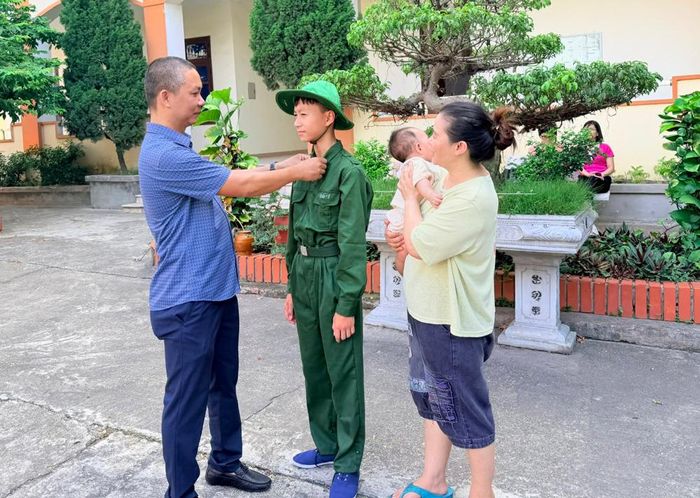  Phụ huynh động viên, dặn dò con trước khi bước vào các hoạt động của chương trình "Học kỳ trong quân đội". 