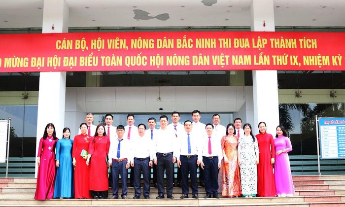  Đồng chí Trần Huy Phương chụp ảnh lưu niệm cùng đoàn đại biểu dự Đại hội đại biểu toàn quốc Hội Nông dân Việt Nam lần thứ IX. 