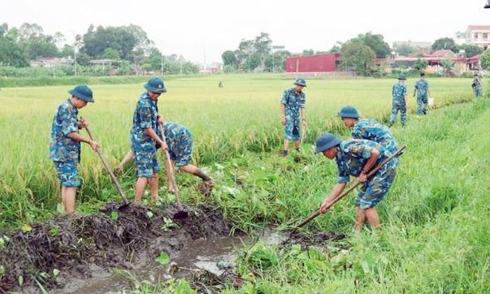  Cán bộ, chiến sĩ Trung đoàn 228 khơi thông tuyến kênh mương nội đồng. 