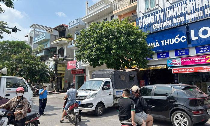 Lực lượng chức năng căng dây bảo vệ hiện trường khu vực nguy hiểm. 