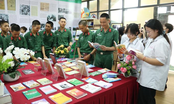  Chiến sĩ và học sinh tham quan trưng bày chuyên đề về Hồ Chí Minh tại Thư viện Bắc Ninh số 2. 