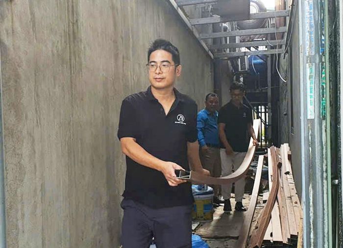 Người dân tổ dân phố Yên Ninh tự giác tháo dỡ tôn chắn giữa lối đi phía sau hai dãy nhà, trả lại hành lang thông thoáng. 