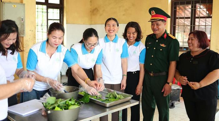  Phụ nữ xã Nhã Nam sơ chế, nấu ăn phục vụ cán bộ, chiến sĩ tham gia huấn luyện. 