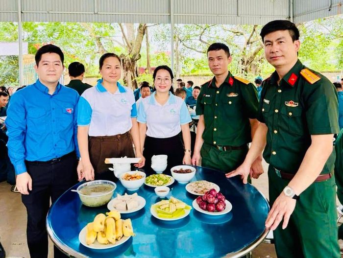  Mâm cơm ấp áp tình quân dân được cán bộ, hội viên phụ nữ phường Tân Tiến chung tay chuẩn bị. 