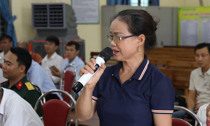  Đảng viên Chi bộ tổ dân phố Đông Thượng đóng góp ý kiến trong cuộc sinh hoạt. 