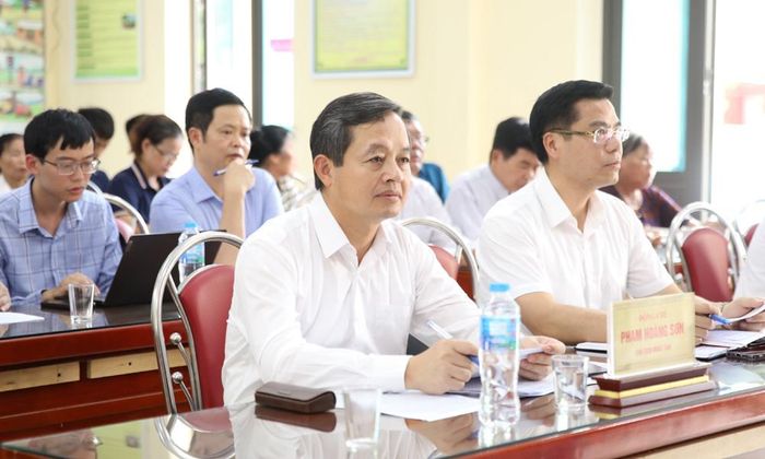  Chủ tịch UBND tỉnh Phạm Hoàng Sơn dự sinh hoạt Chi bộ tổ dân phố Đông Thượng. 