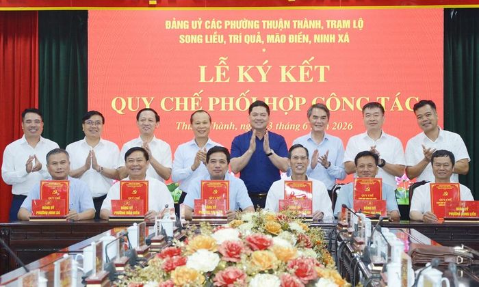  Các đồng chí lãnh đạo tỉnh chứng kiến nội dung ký kết Quy chế phối hợp công tác giữa 6 phường. 