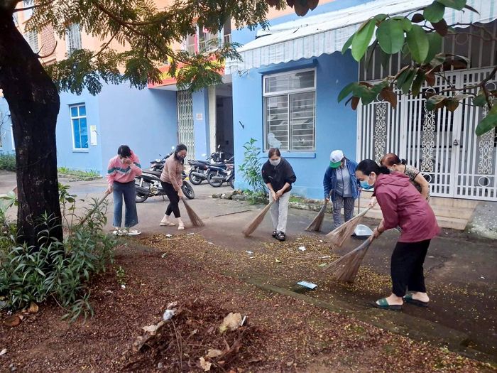 Tổ dân phố 38N, phường Sơn Trà ra quân dọn vệ sinh hưởng ứng Ngày Chủ nhật xanh - sạch - đẹp. Ảnh: TRỌNG HUY