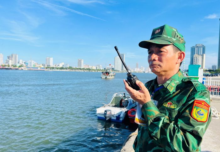 Đại tá Phan Văn Thí, Phó Chỉ huy trưởng, Tham mưu trưởng Ban Chỉ huy Bộ đội Biên phòng thành phố trực tiếp chỉ đạo nhiệm vụ bảo đảm an toàn Lễ hội pháo hoa quốc tế Đà Nẵng. Ảnh: BÁ VĨNH