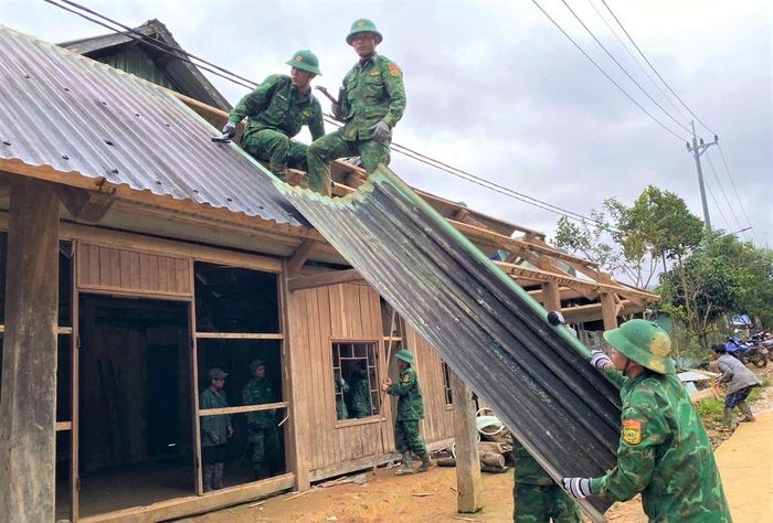 Bộ đội Biên phòng dựng lại nhà cho người dân sau mưa lũ. Ảnh: SONG NGUYÊN