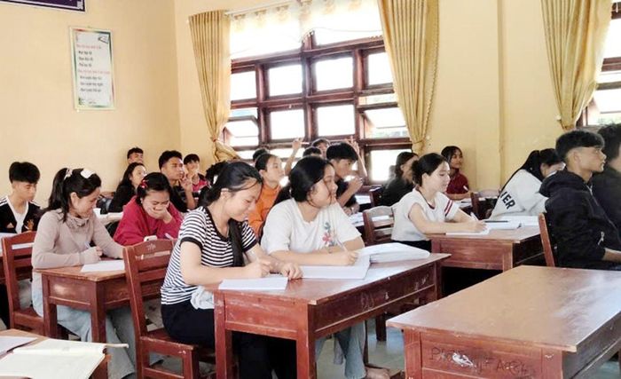 Học sinh lớp 12 Trường THPT Nguyễn Văn Trỗi (xã La Dêê) trong giờ học tăng cường. Ảnh: NTCC