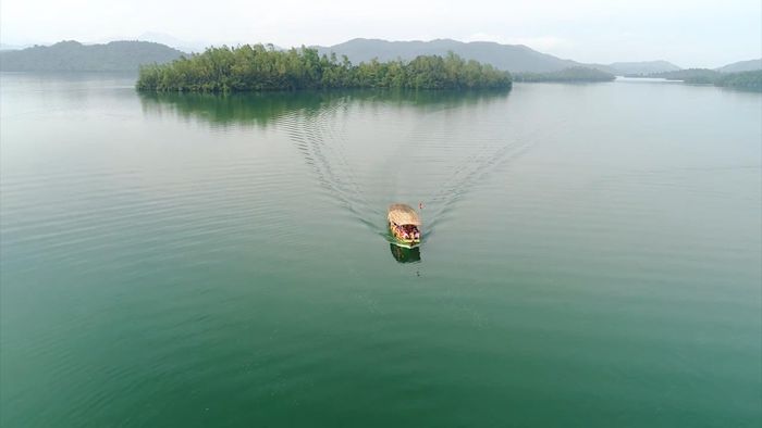 Hồ Phú Ninh là một trong những cảnh quan thu hút du khách ở khu vực phía nam thành phố.