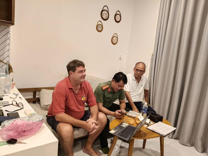 Công an phường Cẩm Lệ tuyên truyền, hướng dẫn cơ sở lưu trú chấp hành các quy định về quản lý người nước ngoài. Ảnh: THANH XUÂN