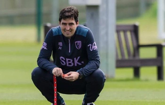 Andoni Iraola yêu cầu các học trò nỗ lực hết mình trên sân tập.