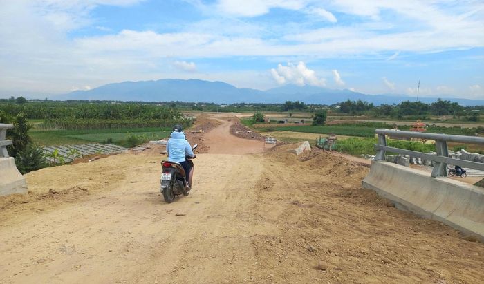Nhà thầu vuốt nối từ đường tạm lên mố M2 cầu Văn Ly để người dân lưu thông nhiều tháng qua. Ảnh: CÔNG TÚ