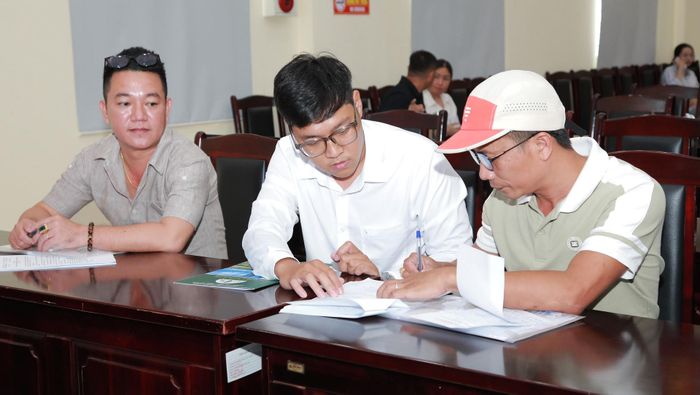 Đại diện các tổ chức, cá nhân trúng đấu giá ký biên bản tại buổi xét duyệt. Ảnh: ĐẮC MẠNH