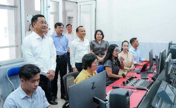 Bí thư Thành ủy Lê Ngọc Quang, Phó Bí thư Thường trực Thành ủy Nguyễn Đình Vĩnh cùng lãnh đạo Ban Tuyên giáo và Dân vận Thành ủy, Văn phòng Thành ủy thăm trụ sở làm việc của Báo và phát thanh, truyền hình Đà Nẵng. Ảnh: THÀNH CÔNG