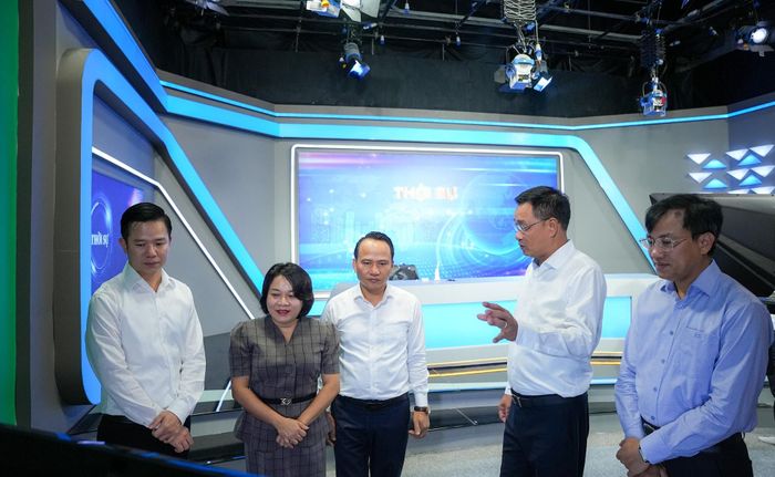 Bí thư Thành ủy Lê Ngọc Quang và các đại biểu thăm phim trường của Báo và phát thanh, truyền hình Đà Nẵng. Ảnh: THÀNH CÔNG