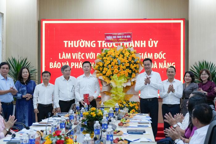 Lãnh đạo Thành ủy tặng hoa tập thể Ban Giám đốc và cán bộ, phóng viên, biên tập viên, kỹ thuật viên, người lao động Báo và phát thanh, truyền hình Đà Nẵng. Ảnh: THÀNH CÔNG