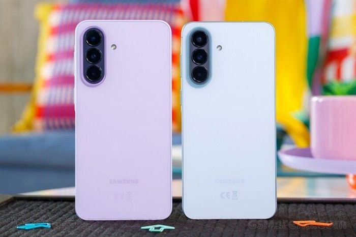 Samsung Galaxy A57 5G (bên phải) gọn hơn một chút so với A37 5G (Ảnh: GSMArena).