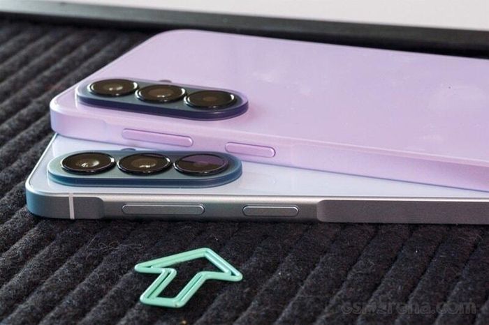 Galaxy A57 5G (bên dưới) sử dụng khung nhôm cao cấp hơn (Ảnh: GSMArena).