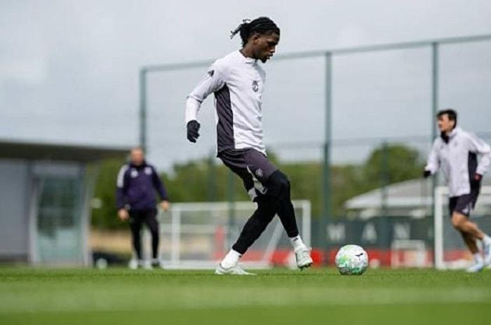 NHM MU có thể mơ về cặp trung vệ thép Heaven - Yoro.