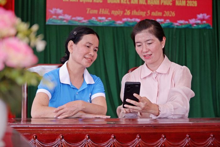 Bà Lê Thị Ngọc Vy (bên trái) đã tham gia bảo hiểm xã hội tự nguyện và dự tính tăng mức đóng hằng tháng. Ảnh: ĐÔNG YÊN