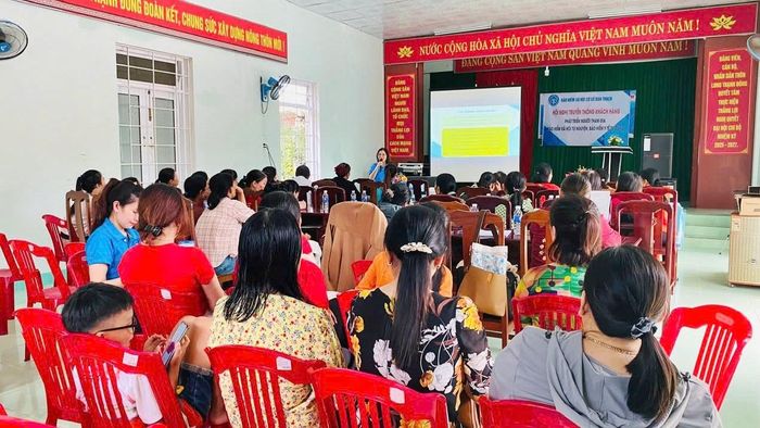 Bảo hiểm xã hội cơ sở Bàn Thạch phối hợp với Hội Liên hiệp Phụ nữ xã Tam Hải tổ chức hội nghị truyền thông khách hàng tại thôn Long Thạnh Đông. Ảnh: ĐÔNG YÊN