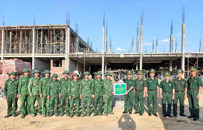 Đoàn công tác Bộ đội Biên phòng thành phố tặng quà động viên cán bộ, chiến sĩ tham gia xây dựng Trường Phổ thông nội trú liên cấp Tiểu học - THCS Đắc Pring. Ảnh: HỒNG ANH