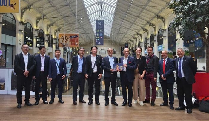 Đoàn công tác trao đổi với lãnh đạo SNCF về kinh nghiệm phát triển đường sắt đô thị và các khu vực TOD gắn với nhà ga. Ảnh: Đoàn công tác