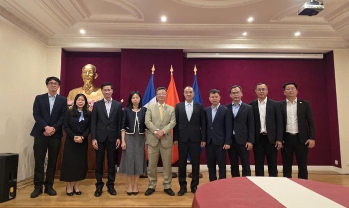 Đoàn công tác thăm và làm việc với Đại sứ quán Việt Nam tại Cộng hòa Pháp. Ảnh: Đoàn công tác