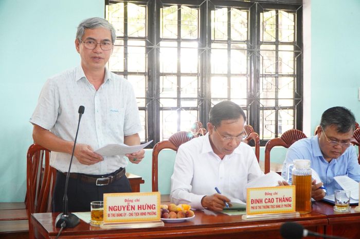 Ông Nguyễn Hưng, Bí thư Đảng ủy, Chủ tịch HĐND phường Hội An Đông báo cáo tại buổi làm việc. Ảnh: VINH ANH