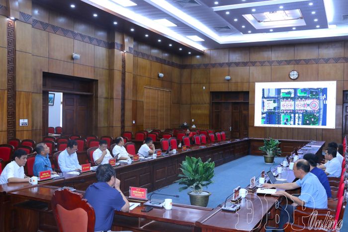 Các đại biểu theo dõi phương án quy hoạch “Không gian văn hóa 7/5”.