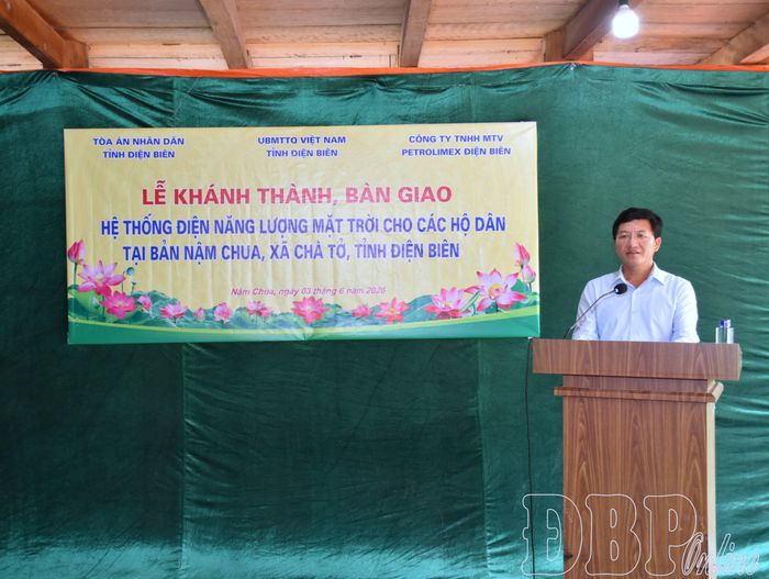 Phó Bí thư Tỉnh ủy Mùa A Vảng chúc mừng nhân dân bản Nậm Chua đã có công trình điện năng lượng mặt trời phục vụ đời sống dân sinh.