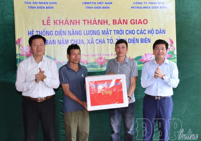 Phó Bí thư Tỉnh ủy Mùa A Vảng tặng quà cho bản Nậm Chua.
