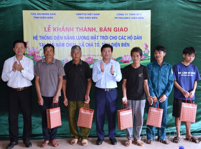 Phó Bí thư Tỉnh ủy Mùa A Vảng trao các suất quà của Ủy ban MTTQ Việt Nam tỉnh cho các hộ dân bản Nậm Chua.