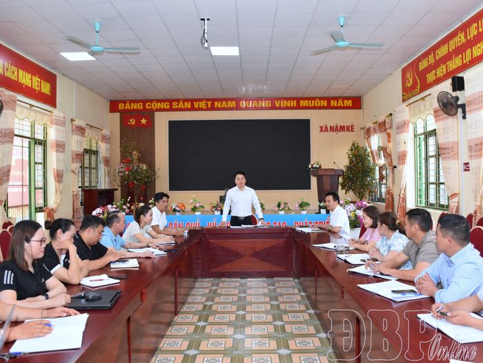 Lãnh đạo xã Nậm Kè quán triệt chủ trương sắp xếp thôn, bản đến cán bộ, đảng viên.