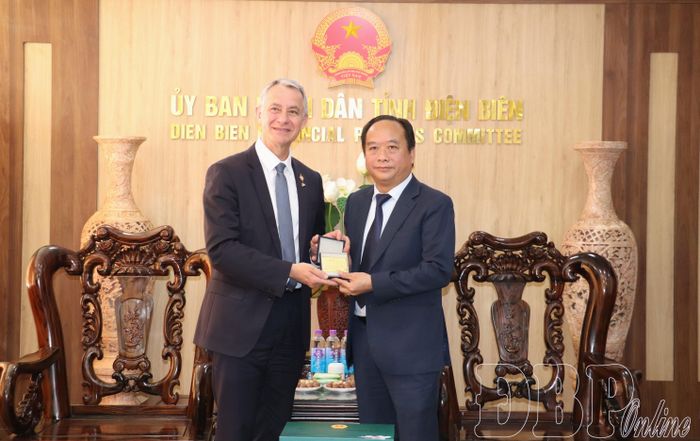 Ông Jean-Michel Jacques tặng quà lưu niệm Phó Chủ tịch UBND tỉnh Nguyễn Minh Phú.