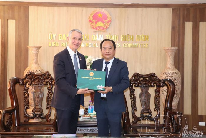 Phó Chủ tịch UBND tỉnh Nguyễn Minh Phú tặng quà lưu niệm ông Jean-Michel Jacques.