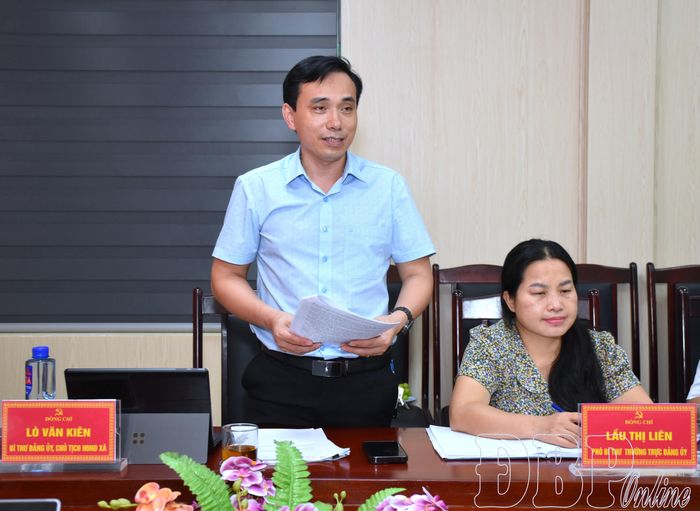 Lãnh đạo xã Chà Tở báo cáo, làm rõ một số nội dung với đoàn công tác tại buổi làm việc.