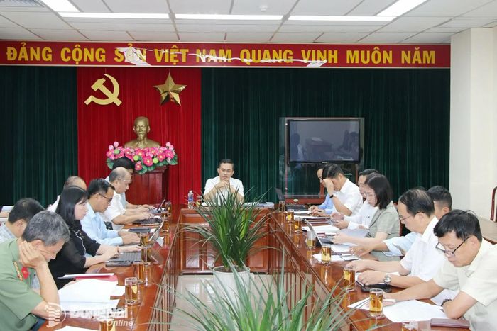 Ủy viên Ban Thường vụ Thành ủy, Phó Chủ tịch UBND thành phố Lê Trường Sơn chủ trì buổi làm việc. Ảnh: Hải Quân