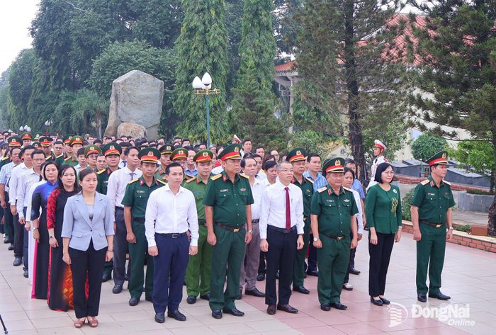 Thủ trưởng Quân khu 7, thành phố Đồng Nai và phường Trảng Dài dâng hương và mặc niệm viếng liệt sĩ trước khi thực hiện lấy mẫu. Ảnh: Nguyệt Hà