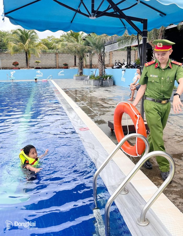 Cán bộ, chiến sỹ Đội Chữa cháy và CNCH khu vực 13 tuyên truyền kỹ năng phòng chống nước cho trẻ em tại các điểm hồ bơi trên địa bàn