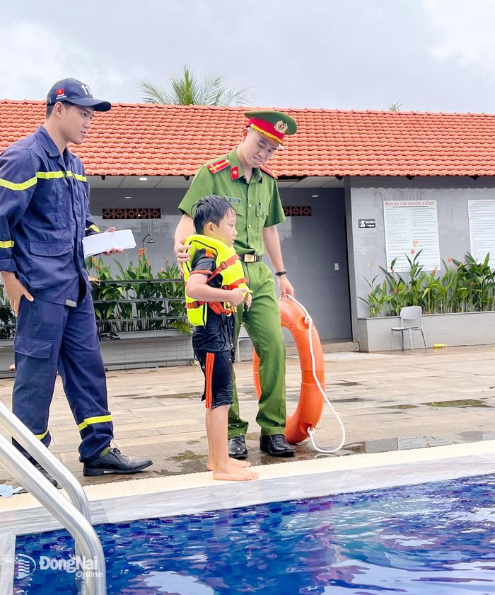 Một số hình ảnh tuyên truyền của cán bộ, chiến sỹ Đội CC và CNCH khu vực 13